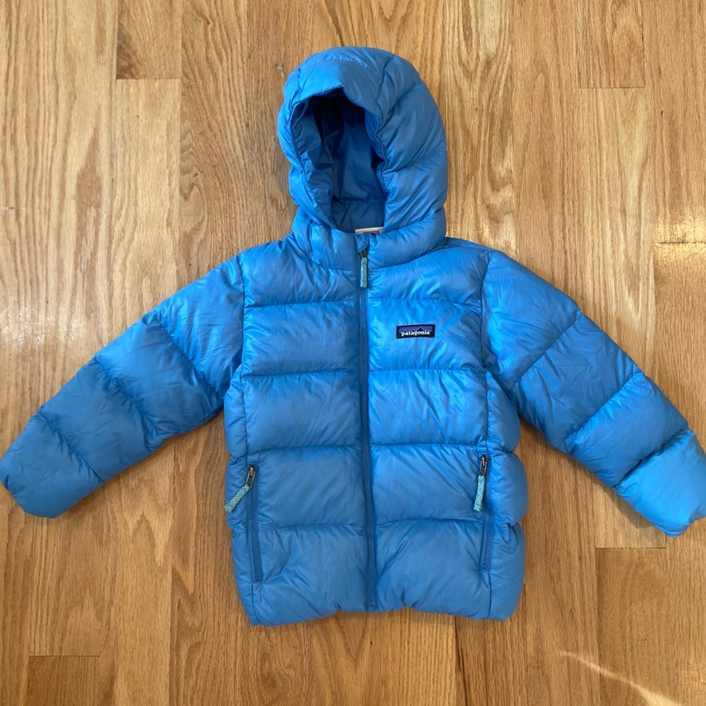 Patagonia Kids Hi-Loft Down Sweater Hoody in bluebird color size 5T